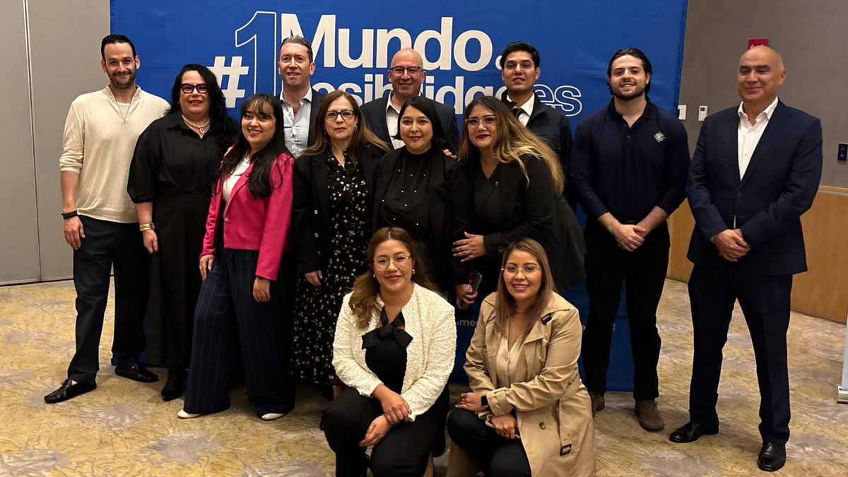 Representantes de Mega Travel y socios comerciales previo al evento de capacitación.
