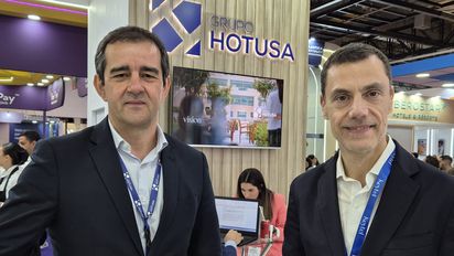 Alberto Barredo Agras, director general del Área de Turismo de Grupo Hotusa; junto a Xavier Cortés, Managing Director de Keytel.