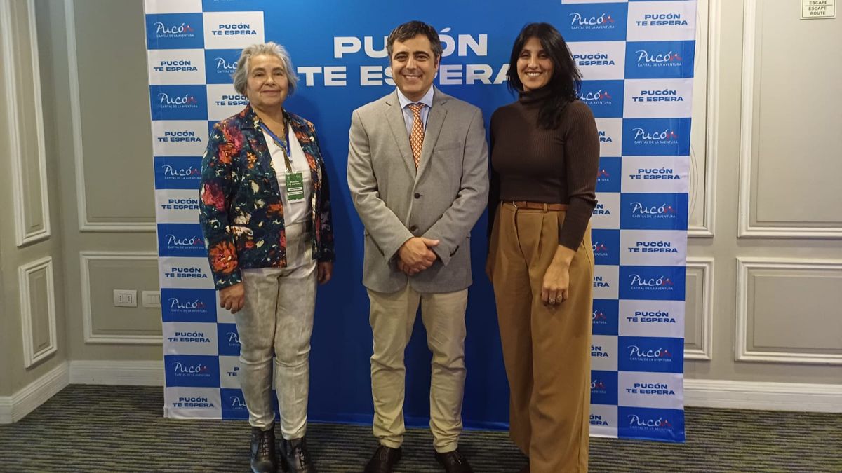 La presidenta del Pucón Convention Bureau (PCB), Jessica Fernández, el alcalde de Pucón, Sebastián Álvarez; y Victoria Canales, de Fedetur; en el lanzamiento de la campaña Pucón Te Espera.