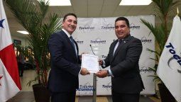 Raffoul Arab, gerente General del Aeropuerto Internacional de Tocumen, recibe las certificaciones de manos del director General de la Autoridad de Aeronáutica Civil de Panamá, Capitán Gustavo Pérez Morales. 
