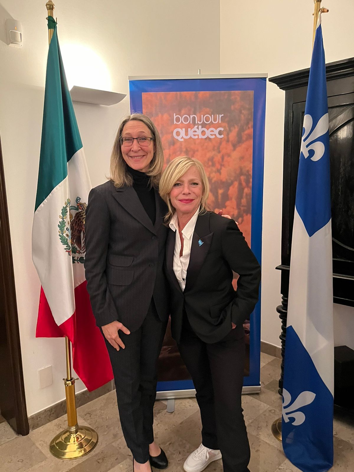 La delegada general de Québec en México, Stéphanie Allard;&nbsp;y la ministra Caroline Proulx.