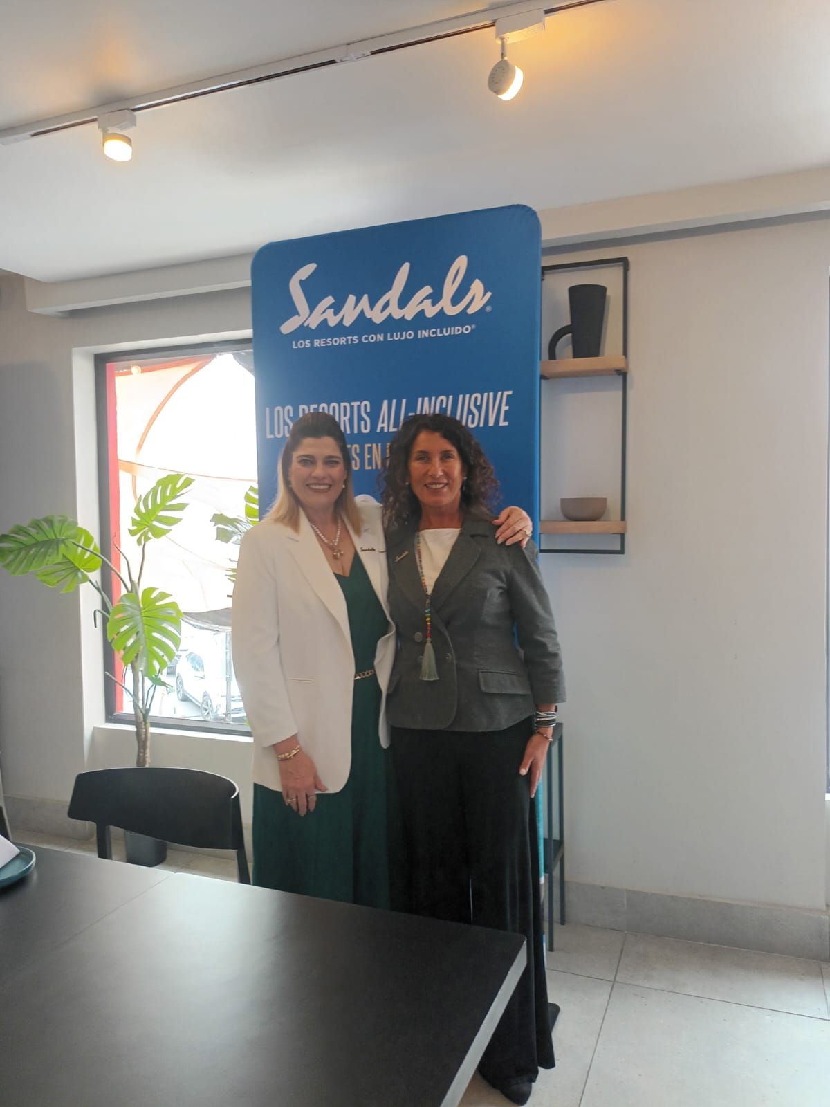Arlenes García, directora para Latinoamérica de Sandals & Beaches Resorts; junto a Joyce Grossman, BDM de la cadena.