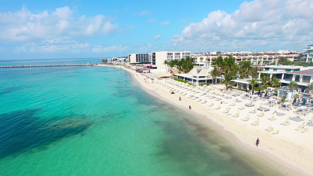 Playa del Carmen es un destino en Riviera Maya que combina relajación con aventura.