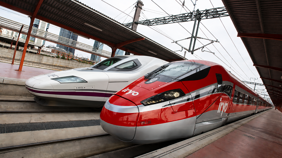 Trenes de Renfe (AVE) e Iryo en la estación de Chamartín (Madrid)