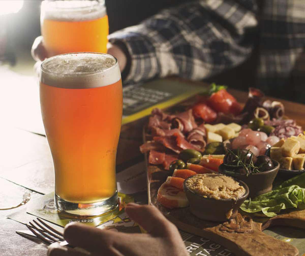 La noche en la Patagonia puede ser muy divertida en los increíbles bares del centro de la ciudad durante este verano.