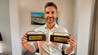 Jorge Valderrama, CEO y fundador de NavegaCruceros.com, junto a los premoios entregados por MSC Cruceros.&nbsp;