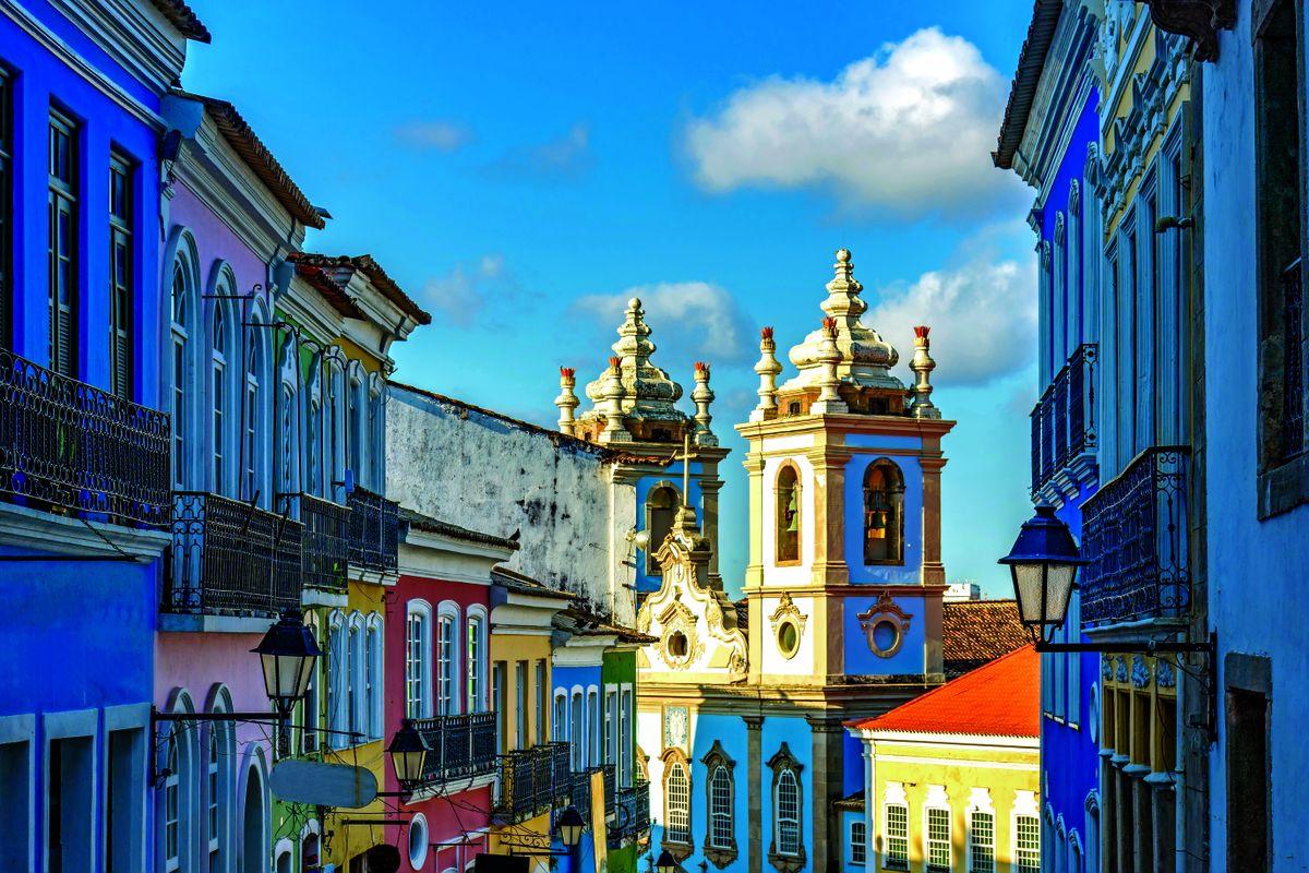 Salvador de Bahía destaca por su herencia afrobrasileña, playas extensas y un casco histórico lleno de color y tradiciones.