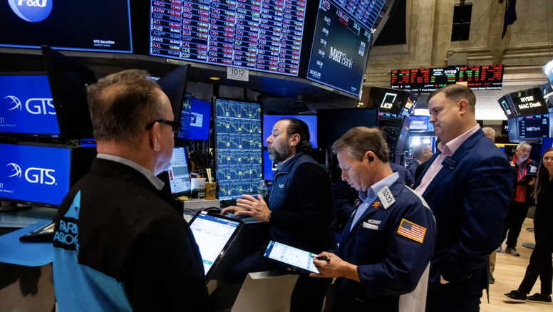 Las bolsas de todo el mundo caen por los aranceles de Donald Trump, con especial incidencia en el turismo y los transportes.