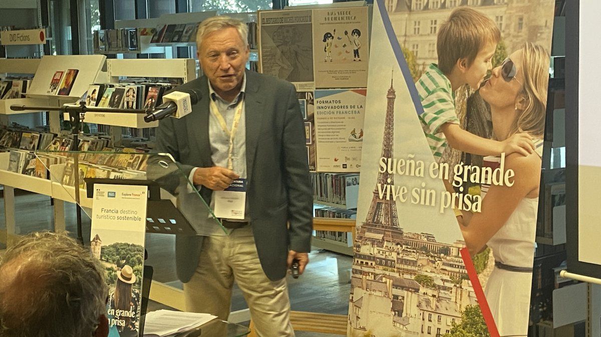 Arturo Crosby, asesor de destinos regenerativos y sostenibles, durante su presentación en el evento de sostenibilidad de Atout France.