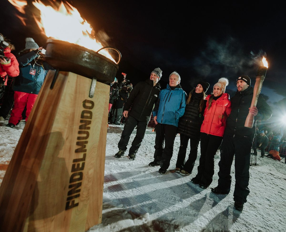 Los participantes del evento prendiendo la antorcha en la Fiesta Nacional del Invierno en Tierra del Fuego.