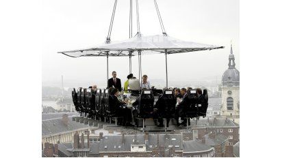 Una de las propuestas mas extravagantes, es la de la compañía belga Dinner in the sky.