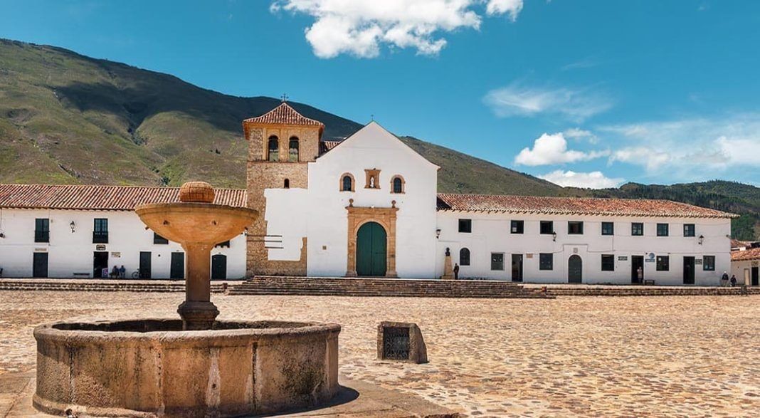 Villa de Leyva es un pequeño pueblo colonial en Colombia que es conocido por sus calles empedradas y edificios históricos ideal para visitar en Semana Santa.