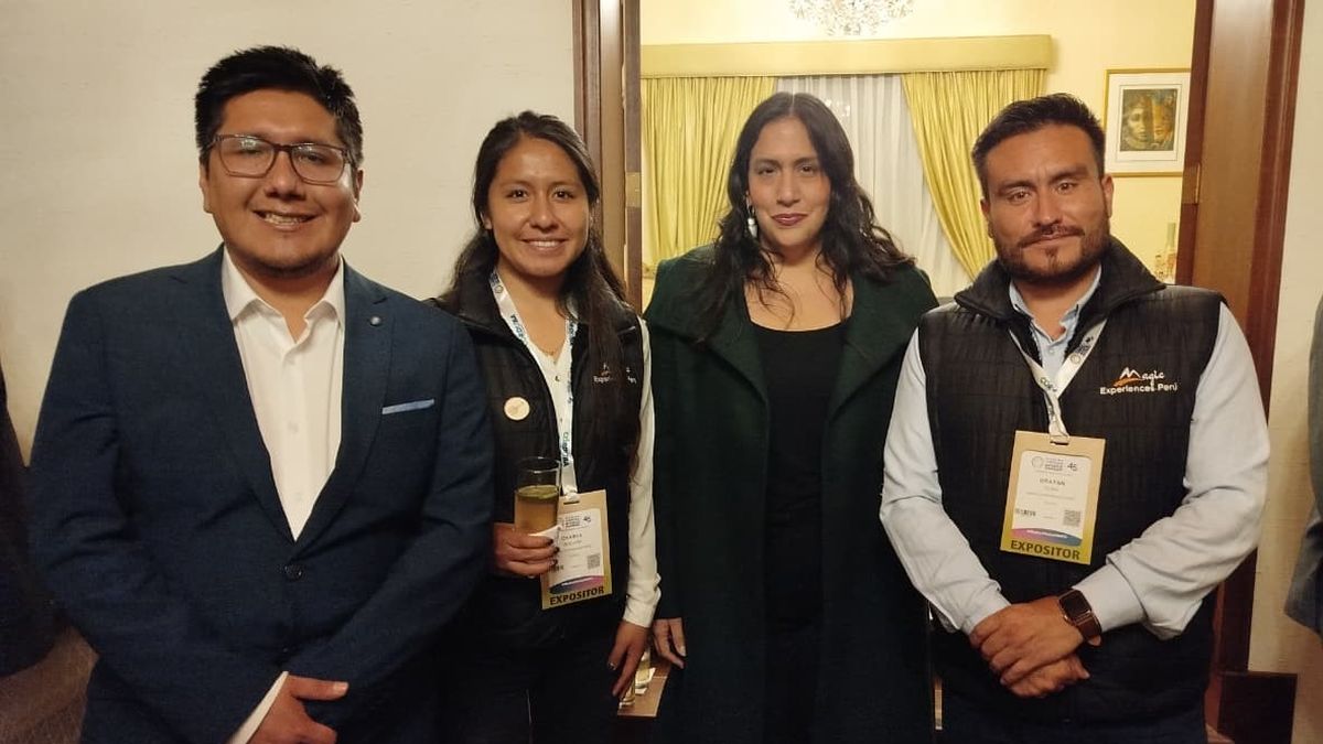Operadores peruanos disfrutando de la noche en camaradería. Operadores peruanos disfrutando de la noche en camaradería.