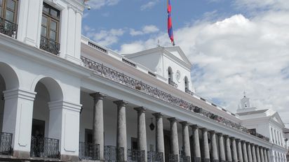 Las vallas instaladas alrededor del Palacio de Carondelet en Quito afectan el turismo.