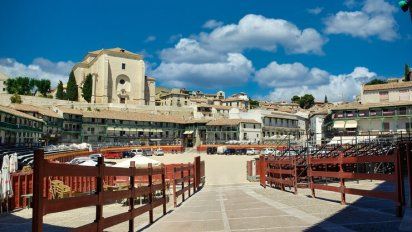 Desde el Consistorio también han puesto en valor a Chinchón como&nbsp;escenario de grandes producciones cinematográficas pasadas y también recientes, como la película que ha rodado el director Wes Anderson el año pasado en el municipio.