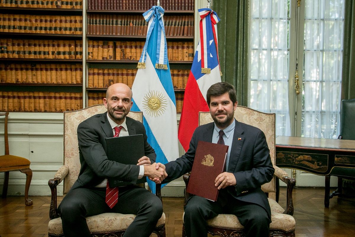 Pista libre para Latam Airlines y Sky Airline: Franco Mogetta, secretario de Transporte de Argentina y Martín Mackenna, secretario general de la Junta de Aeronáutica Civil (JAC) encabezaron firma del memorándum de cielos abiertos. - Ladevi Medios y Soluciones Pista libre para Latam Airlines y Sky Airline: Franco Mogetta, secretario de Transporte de Argentina y Martín Mackenna, secretario general de la Junta de Aeronáutica Civil (JAC) encabezaron firma del memorándum de cielos abiertos.