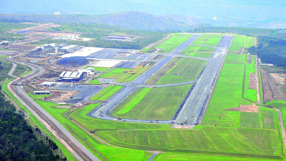 El Aeropuerto Internacional Mariscal Sucre de Quito cuenta con un grupo de aves rapaces que controlan la fauna silvestre. - Ladevi Medios y Soluciones El Aeropuerto Internacional Mariscal Sucre de Quito cuenta con un grupo de aves rapaces que controlan la fauna silvestre.