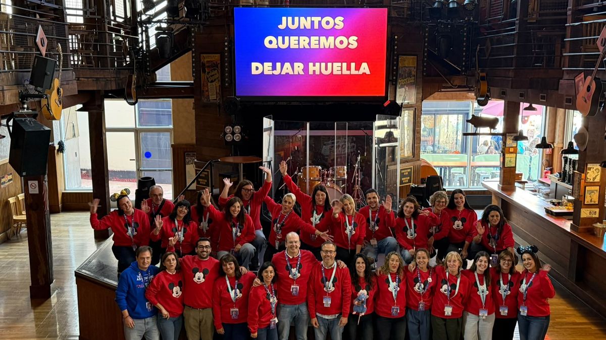 Foto de grupo de los mayoristas de Ávoris dedicadas a Disney, que reúnen a sus equipos en Disneyland Paris