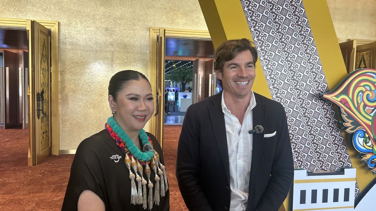 Mario Domínguez, director comercial de Iberojet, durante el viaje de estreno y promoción de la ruta Madrid-Bangkok, junto a autoridades tailandesas.