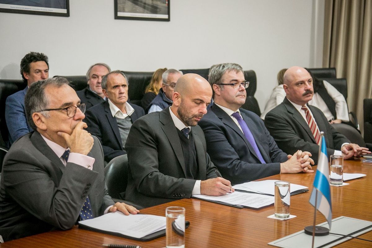 Autoridades de Per&uacute; y Argentina en la firma del memor&aacute;ndum de cielos abiertos.