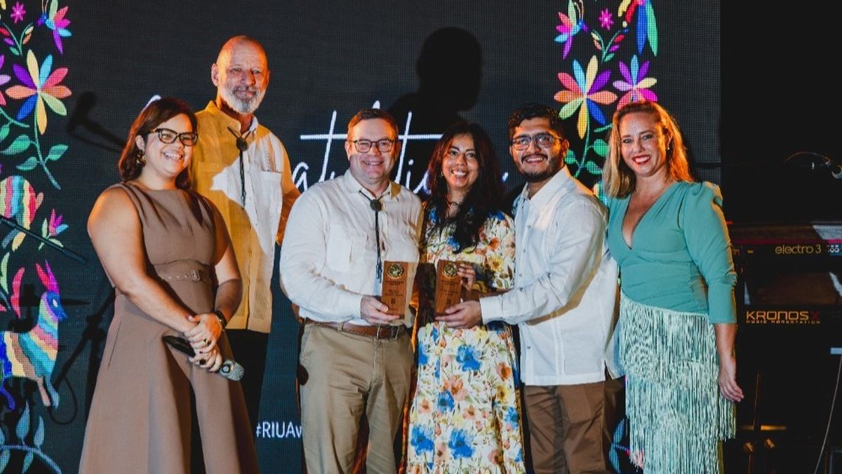 Jeffery Element, Chief Operating Officer en The Travel Agent Next Door, recibiendo el premio.