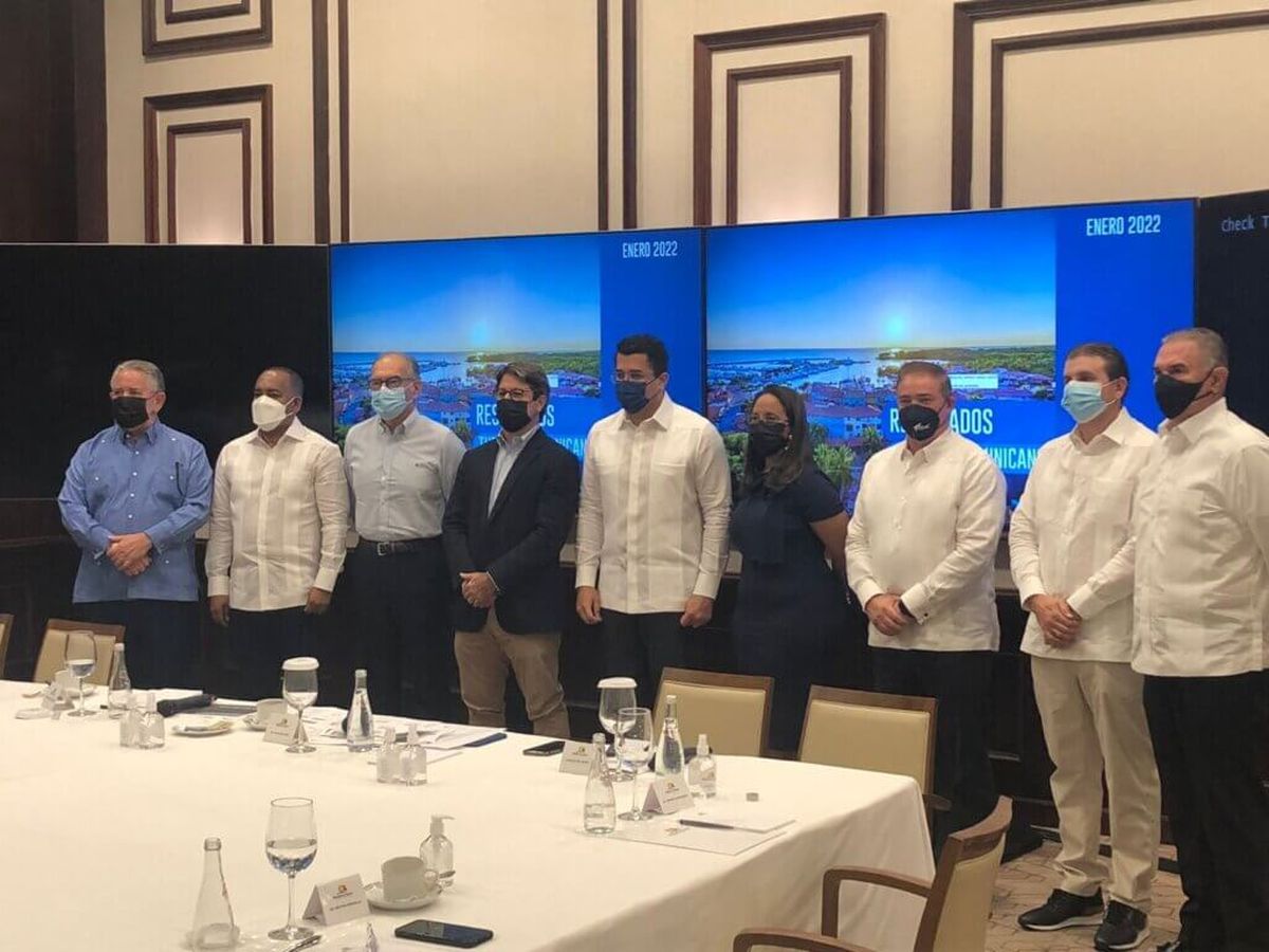 El ministro de Turismo de República Dominicana, David Collado, junto a autoridades de IDAC, Asonahores y otras entidades y empresas del país.