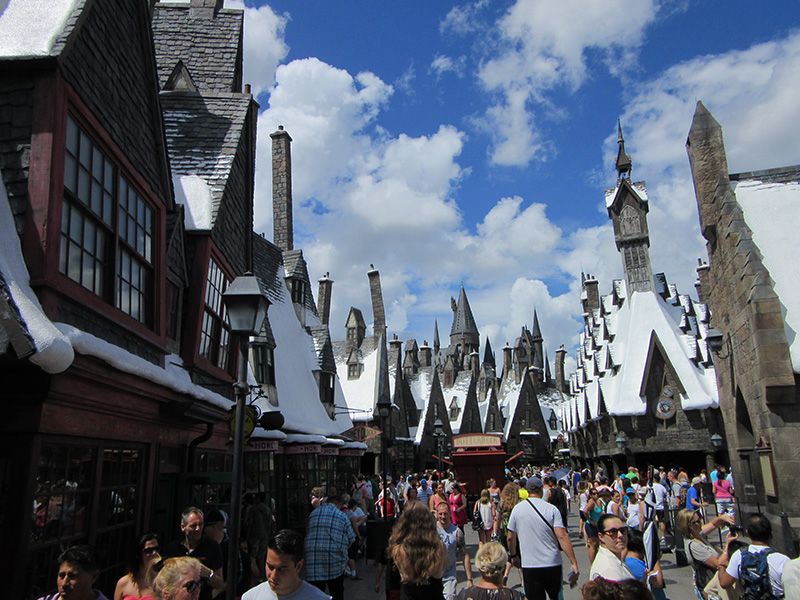 Las casa nevadas de Hogsmeade sorprenden a los vistantes que deambulan por allí.