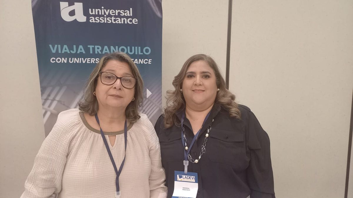Josefina Hidalgo, representante de Ventas de Universal Assistance, y Mariuxi Correa, gerente de Producto, destacan promoci&oacute;n de 30% de uno de los planes en Ladevi Workshop en Guayaquil.