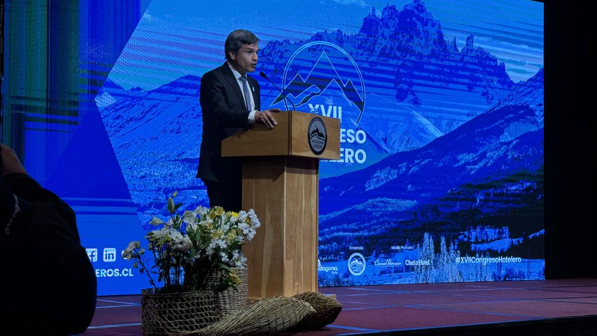Congreso de Hoteleros: Marcelo Santana, gobernador de Aysén, participó en un pantel junto a autoridades a María Paz Lagos, subsecretaria de Turismo; Carlos Gatica, alcalde de Coyhaique; y Álvaro Castilla, gerente de Turismo Caja Los Andes.