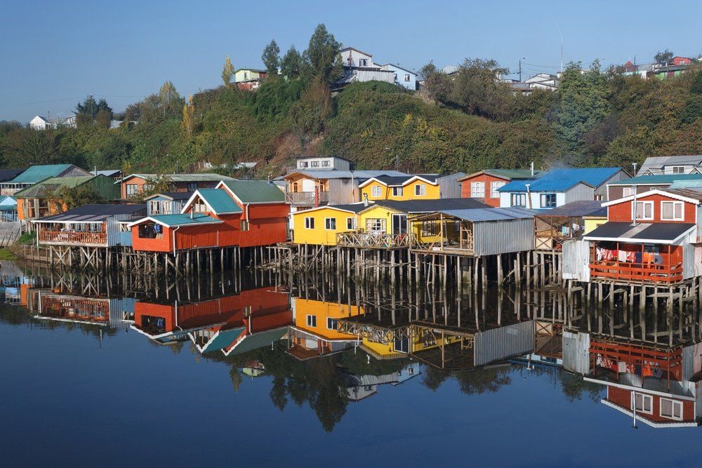 Castro ofrece la postal típica de Chiloé con los palafitos a orillas del mar. 