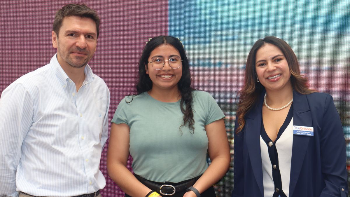 Johana Pardo, training manager de Visit Orlando, y Santiago Peláez, gerente general de Unión de Representaciones, junto a la agencia ganadora del sorteo.
