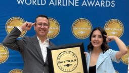 Rodrigo Barrios y Aylin Ubilla recibieron el nombre de JetSMART el premio Skytrax 2025 a Mejor Aerolínea de Bajo Costo de Sudamérica.