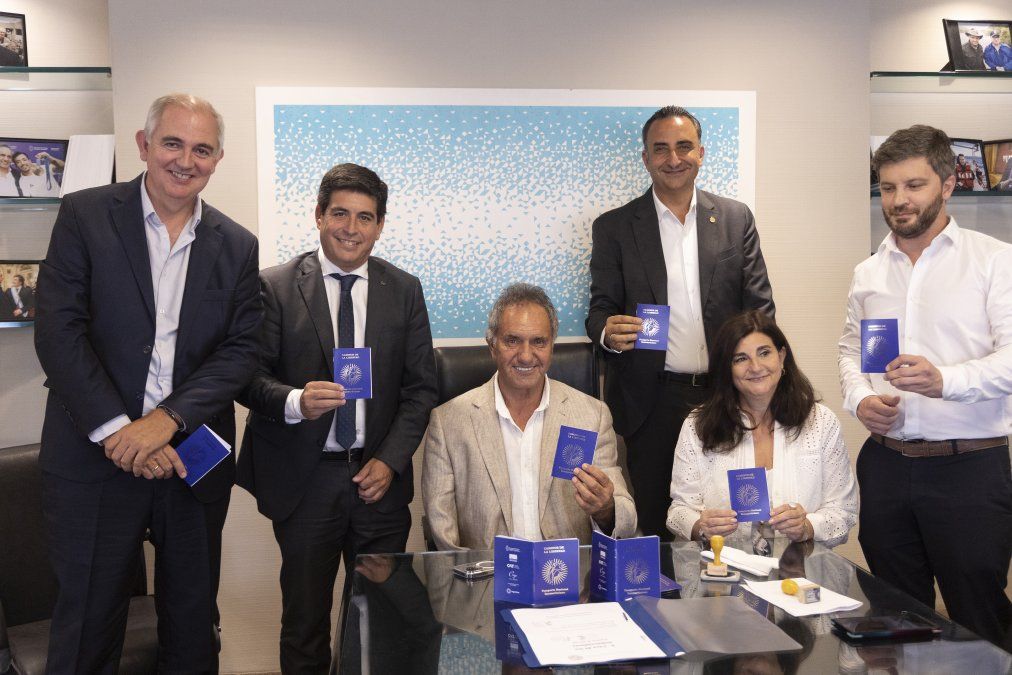 Iniciativa turística para promover la figura del General San Martín: Daniel Scioli y Gustavo Hani, junto a autoridades del CFT, presentaron el Pasaporte Sanmartiniano.