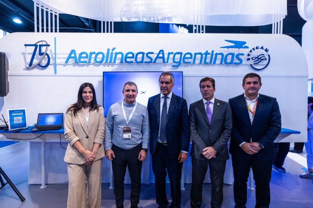 Laura Teruel, presidenta de la CAT; Fabián Lombardo, presidente de Aerolíneas Argentinas; Daniel Scioli, secretario de Turismo, Ambiente y Deportes de la Nación; Andrés Deyá, presidente de la Faevyt y Daniel Ketchibachián, CEO de Aeropuertos Argentina.