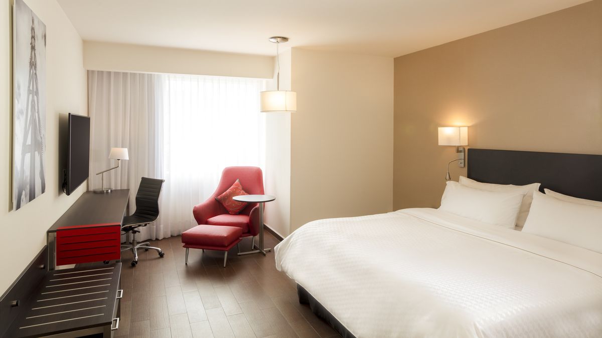 Fiesta Inn Express Cancún Cumbres pertenece a la categoría midscale de Grupo Posadas e integra los valores de funcionalidad y calidez que distinguen a la marca. Fiesta Inn Express Cancún Cumbres pertenece a la categoría midscale de Grupo Posadas e integra los valores de funcionalidad y calidez que distinguen a la marca.