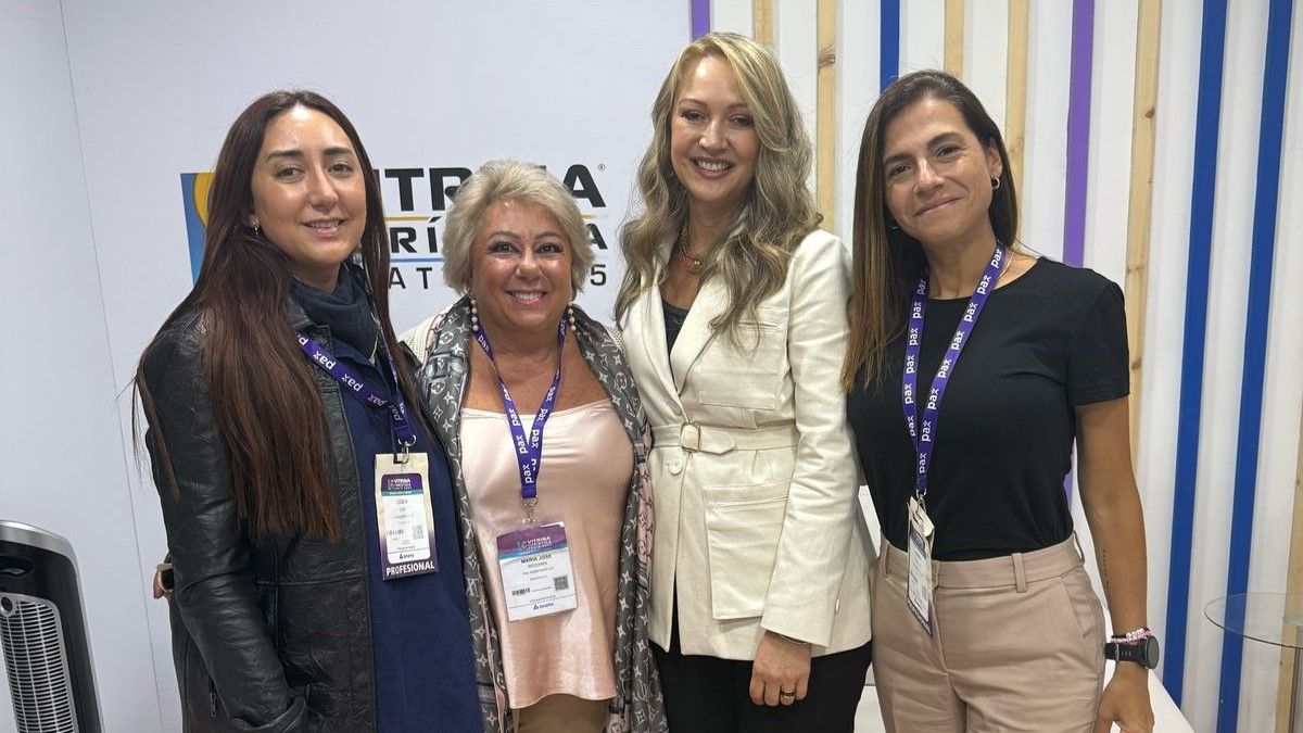 Equipo de Pax Assistance junto con Paula Cortés Calle, presidente ejecutiva de Anato.