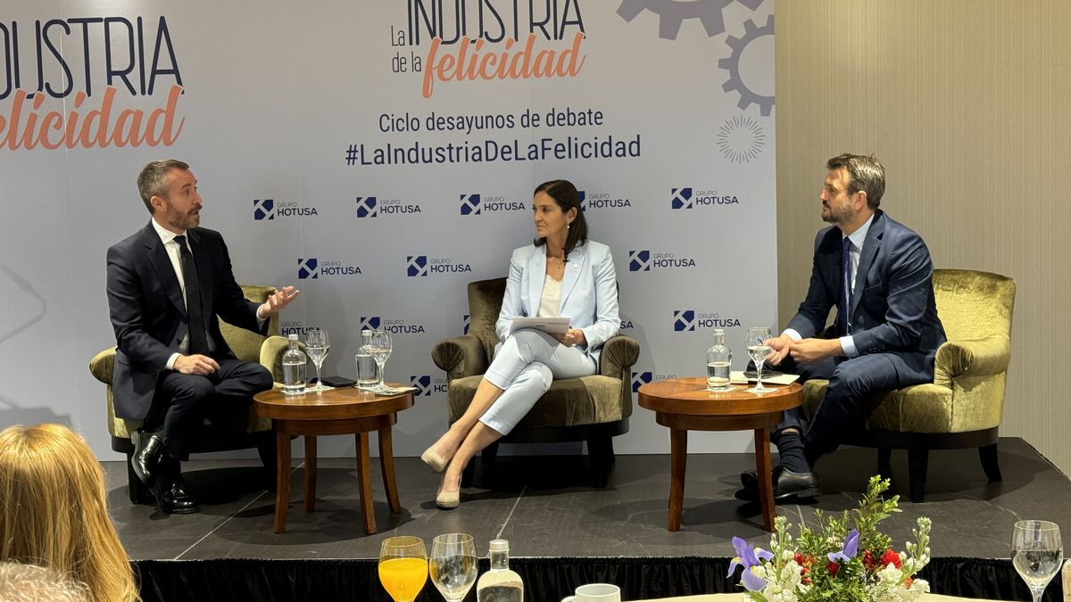 Miguel Sanz, director general de Turespaña, junto a Reyes Maroto, exministra de Industria, Comercio y Turismo de España.