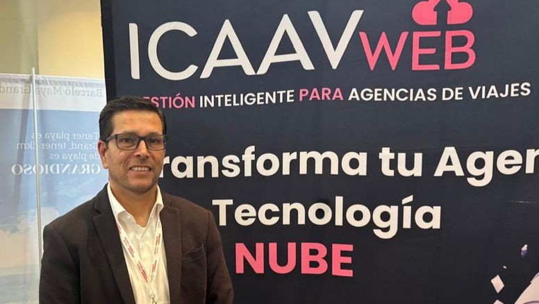 Julio Ramírez, CEO de Sistemas MIG, destaca sus productos de tecnología para agencias de viajes.