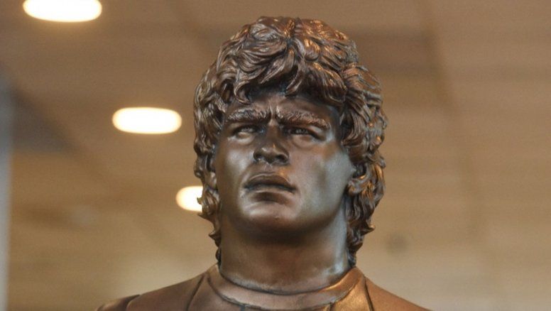 La estatua de Maradona obra de artistas digitales.