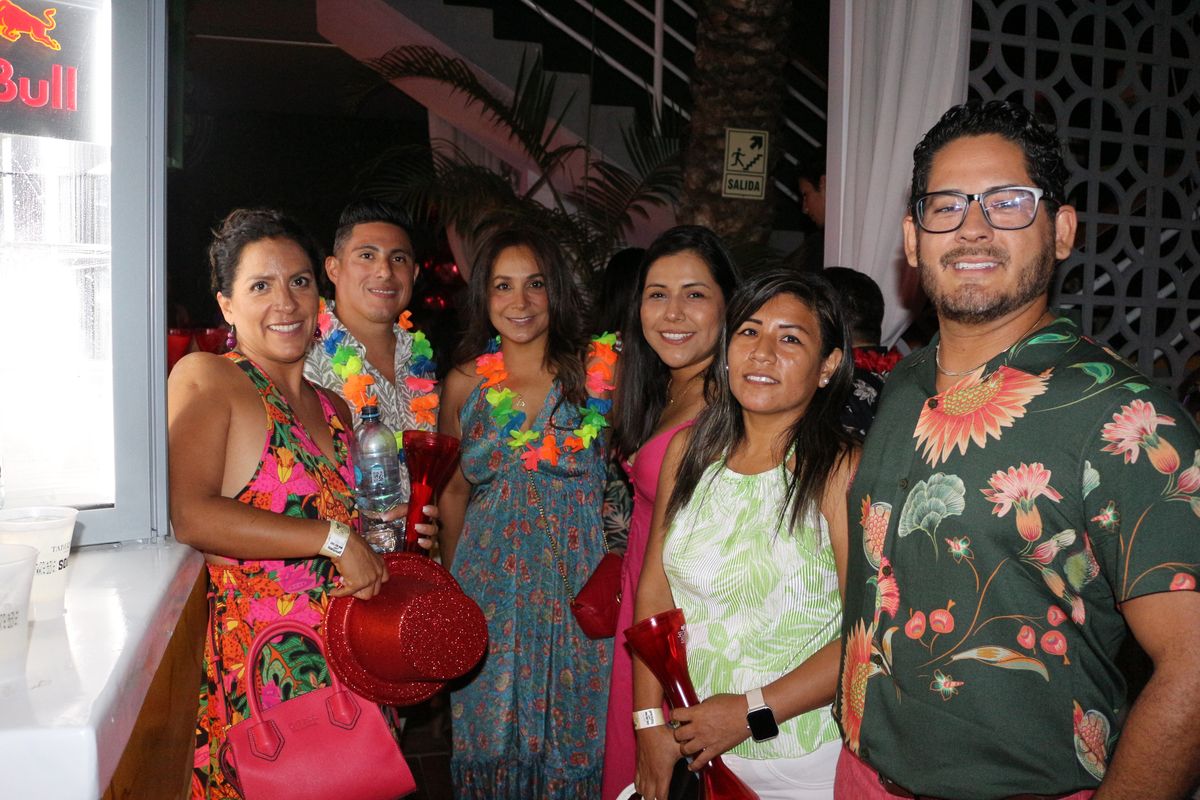 Junior Querol (Special Tours), Jessica Lara (Inclusive Collection) y Alonso Flores (Oasis Hoteles) junto a las agentes invitadas.