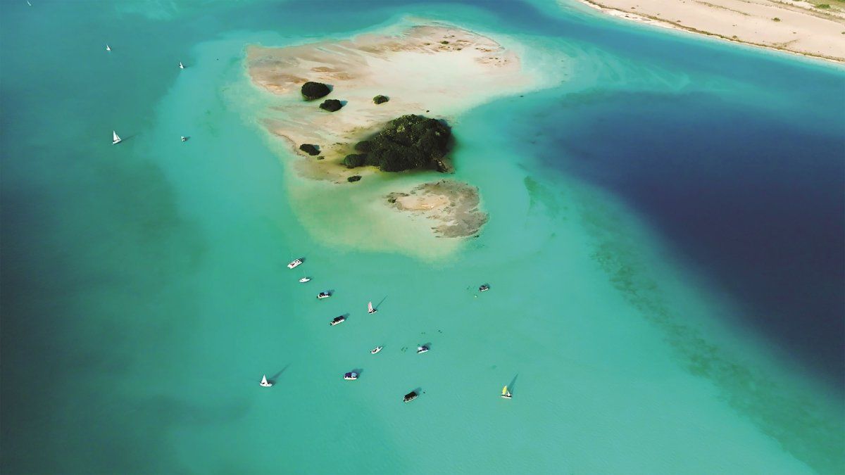 Vacaciones en el Caribe Mexicano:  Bacalar propone sumergirse en su laguna de 7 colores.