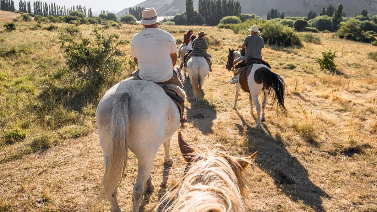 Patagonia: las cabalgatas ofrecen una experiencia rural cargada de cultura a través de los relatos que se comparten.&nbsp;