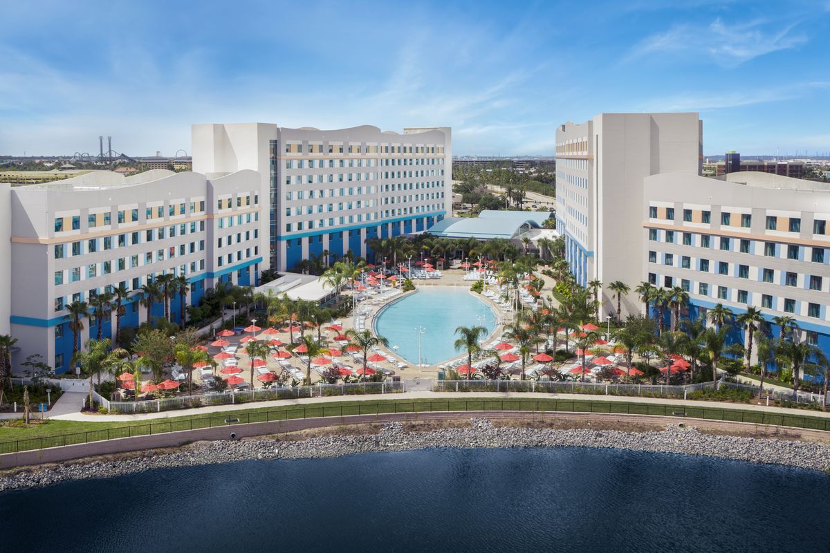 Universal Orlando Resort: Universal’s Endless Summer Resort/Surfside Inn and Suites cuenta con 750 habitaciones y las tablas de surf e imágenes de la costa de Florida y California dominan el ambiente.