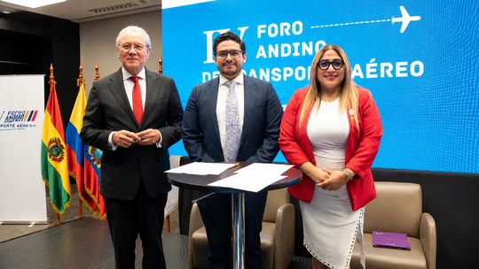 Perú y Ecuador firman acuerdo de cielos abiertos, impulsando a ambos países como hubs recíprocos para sus vuelos.&nbsp;
