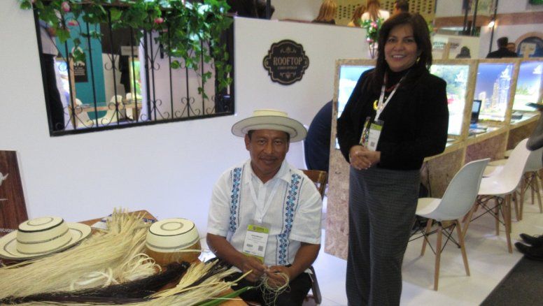 Liriola Pitti junto a un artesano de Panamá en el stand del país en la Vitrina Turística Anato 2020.