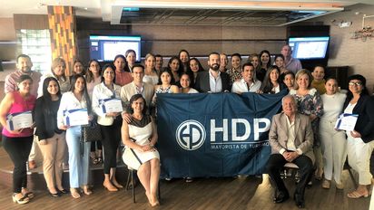 Principales directivos de HDP Representaciones, incluido Francisco Decker; Alberto Ramos (Wamos Circuitos) y agentes de viajes de la región costa.