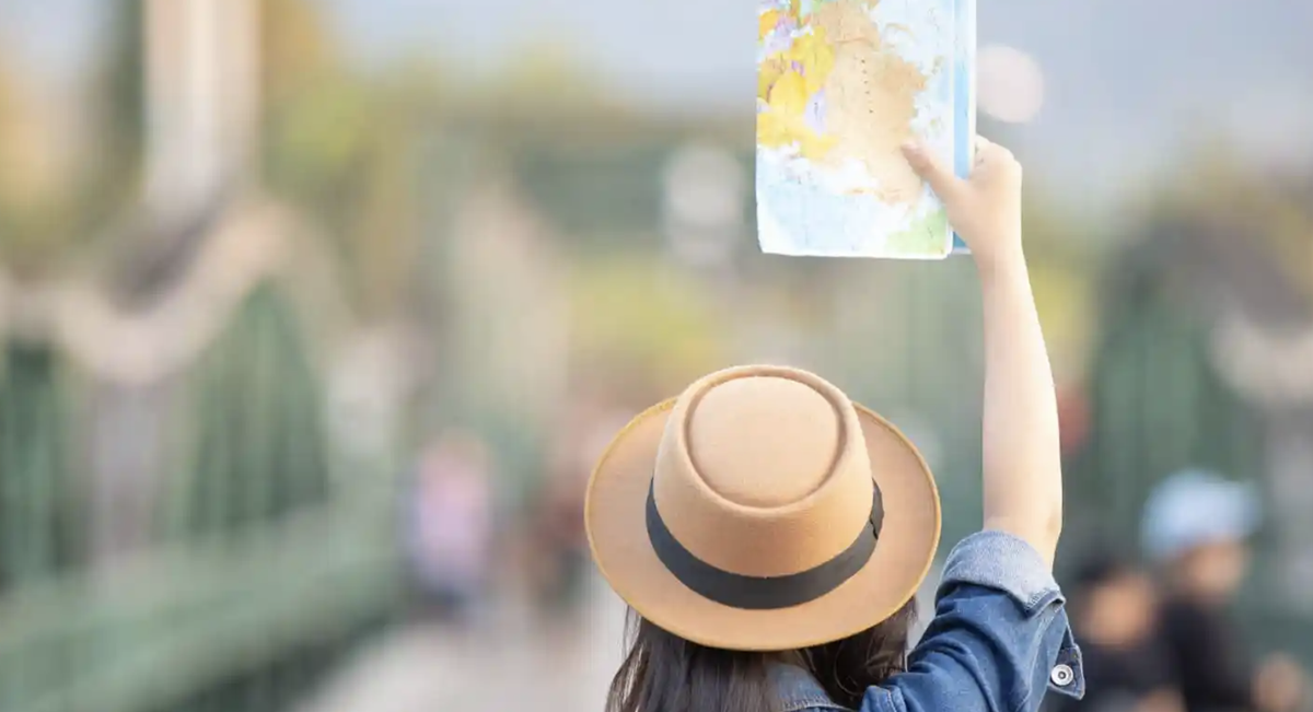 Turista en medio de un destino con un mapa, como en los viejos tiempos