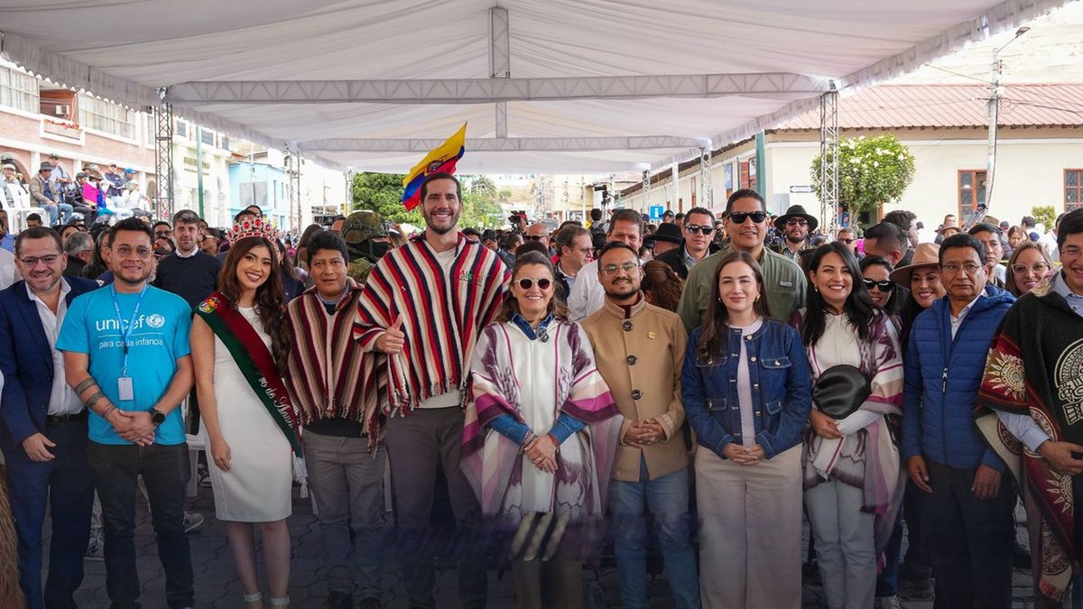 La vicepresidenta María José Pinto y el ministro de Infraestructura y Transporte Roberto Luque participaron en la inauguración oficial de tren Nariz del Diablo.&nbsp;