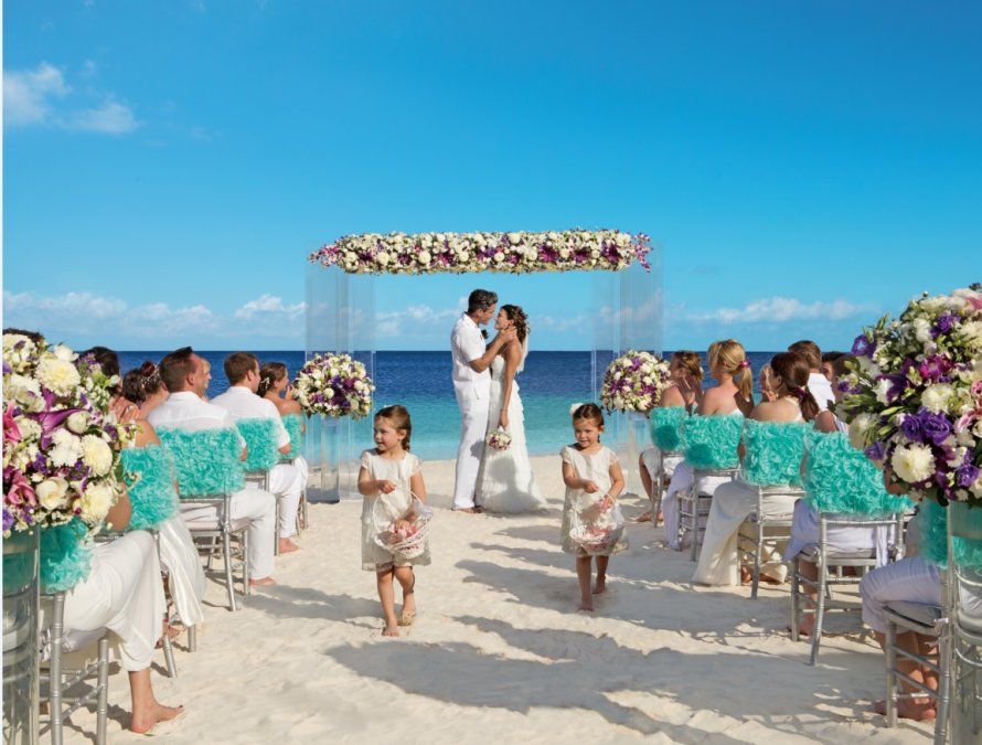 En los Dreams y Secrets Resorts & Spas, Inclusive Collection brinda servicios de alta calidad para las bodas y las luna de miel.