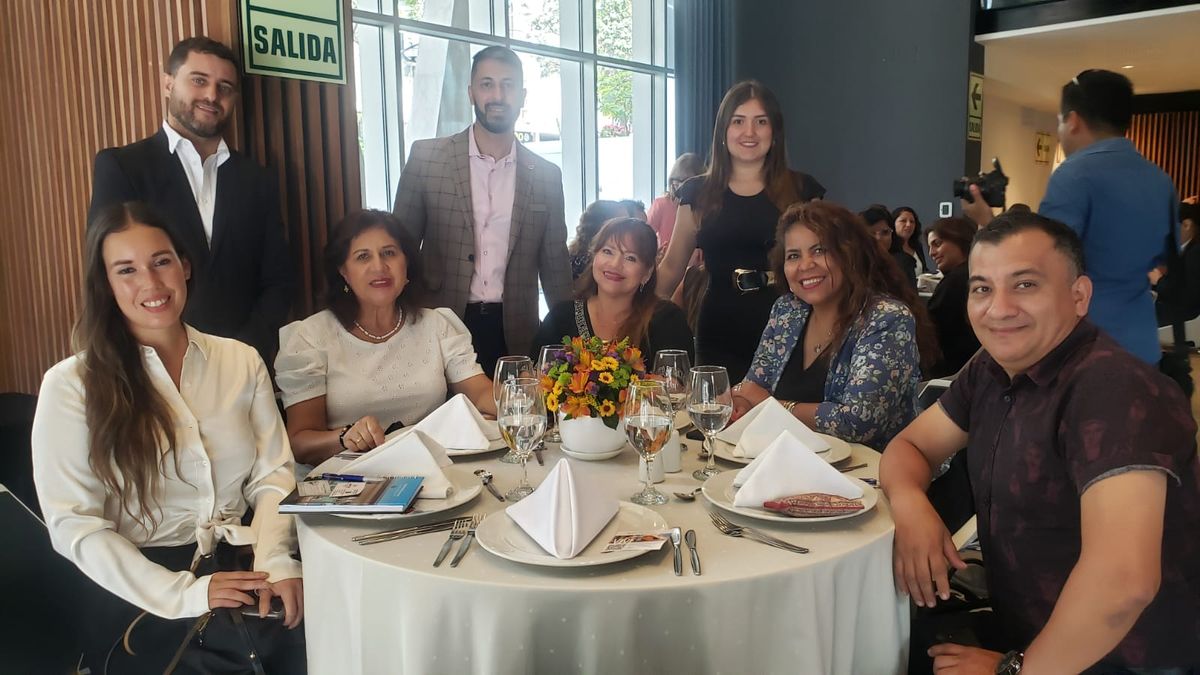 Grupo Meliá: Daniel Morán, Lucas Gamboa y Catalina Londoño junto a las agencias de viajes.
